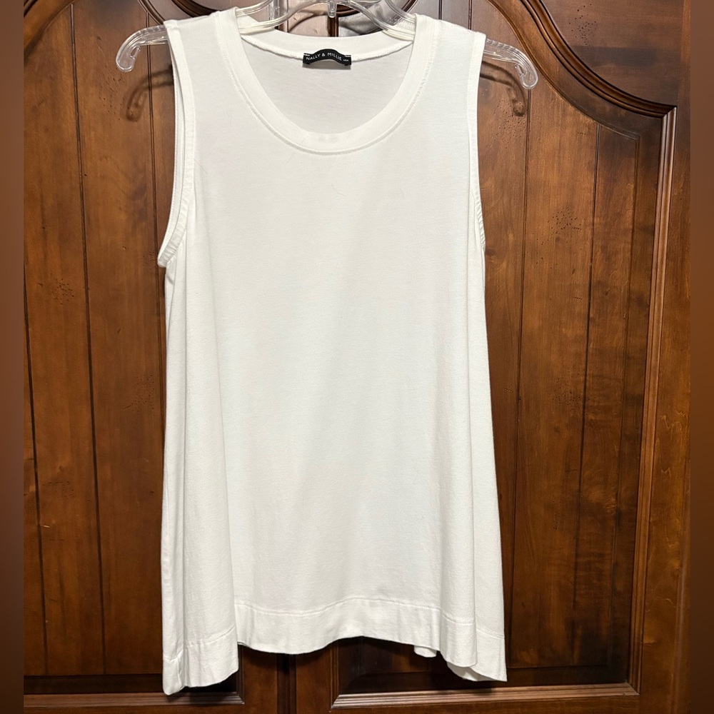 Sleeveless T-shirt